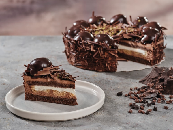 Siyah Profiterollü Pasta